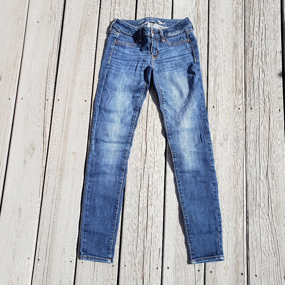 American Eagle Low-Rise Medium Wash Skinny Jeans Size 2
